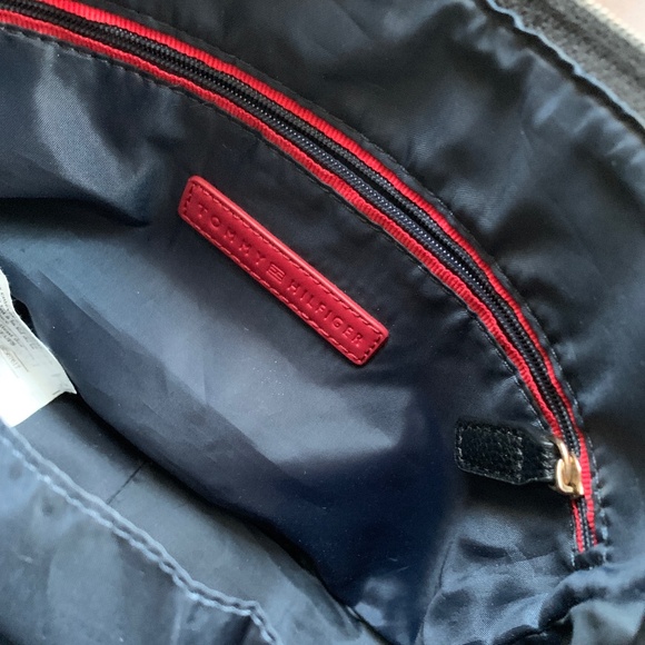 Tommy Hilfiger Medium Hobo Shoulder Bag – Stylish & Versatile in Stunning Color - Picture 10 of 12